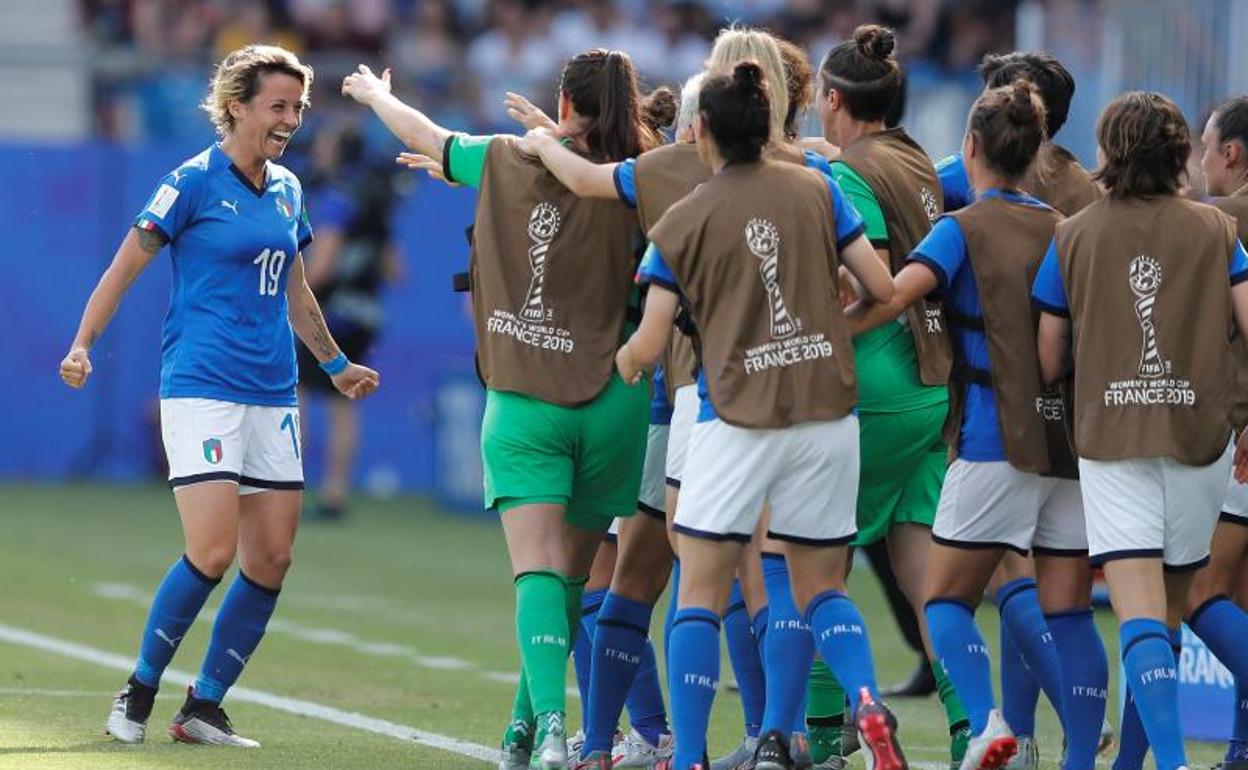 La delantera italiana Valentina Giacinti (i) celebra su gol a China.