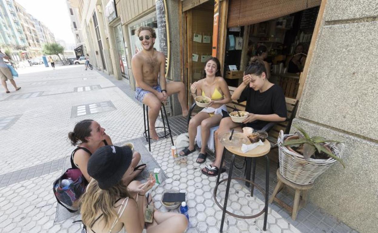 Un grupo de jóvenes extranjeros en un bar cercano a la playa de la Zurriola