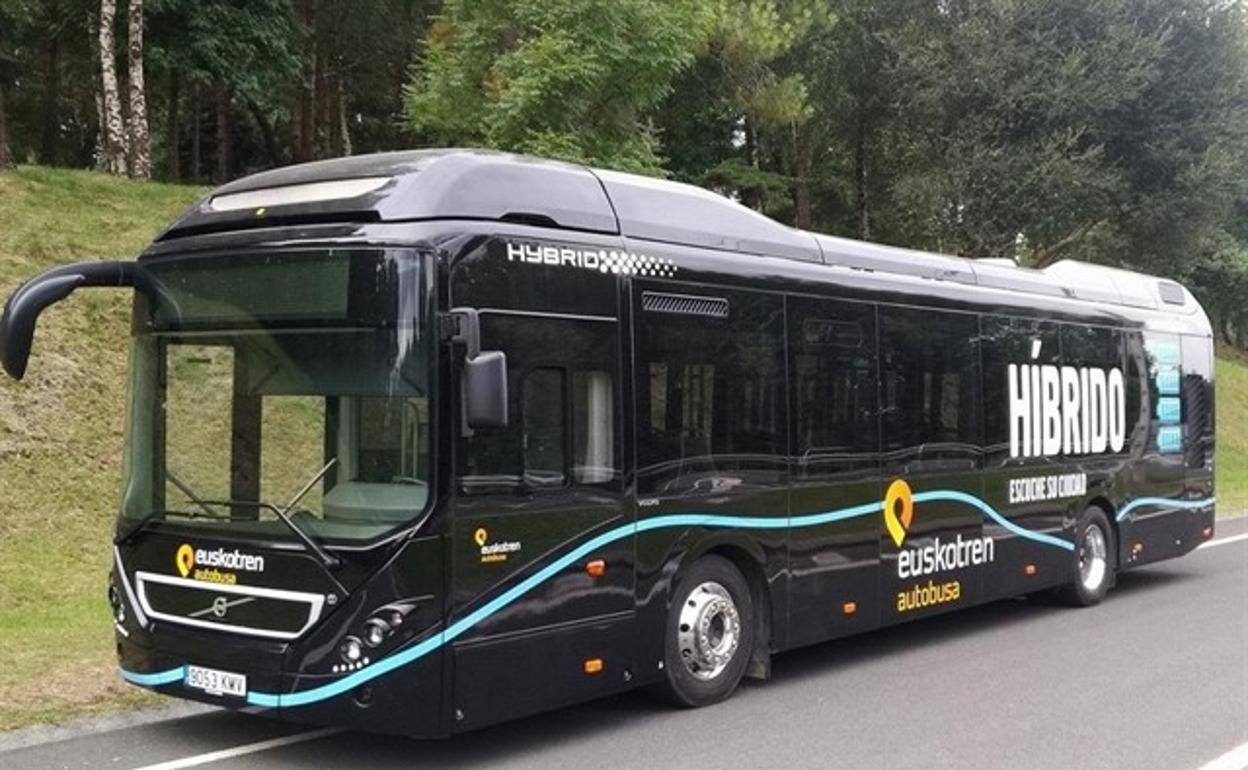 Agrede al conductor de un autobús de Euskotren en Zarautz al no pararse donde quería