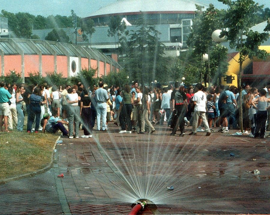  Prolegomenos de la actuación del grupo musical " Backstreet Boys" en el Velódromo deSan Sebastián. Varias chicas fueron atendidas por miembros de la DYA