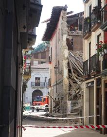 Imagen secundaria 2 - Desalojados cuatro portales por el derrumbe parcial de un edificio en el centro de Elgoibar