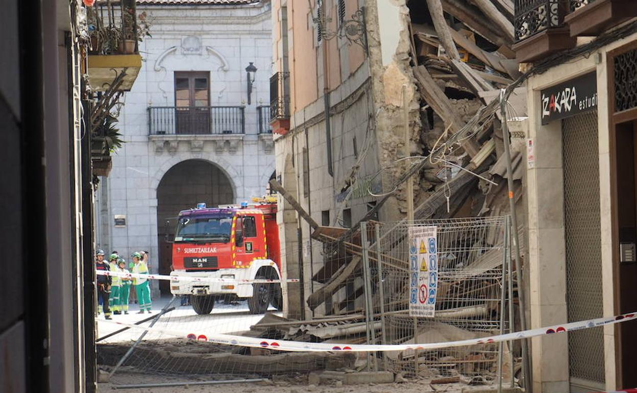 El edificio derrumbado, en la calle San Bartolomé de Elgoibar.