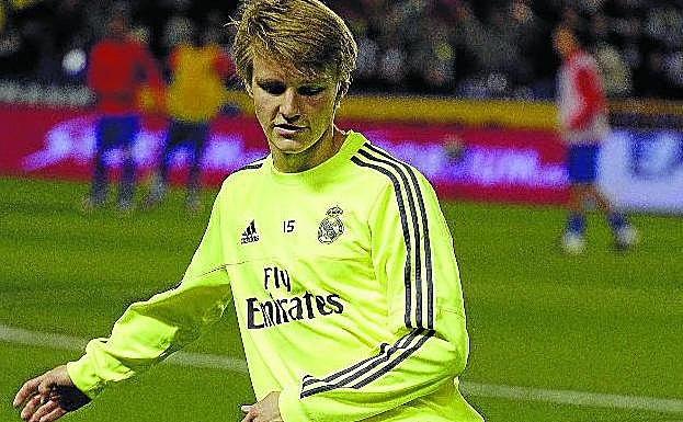Odegaard, en un calentamiento con el Real Madrid antes de emprender su aventura en Holanda.
