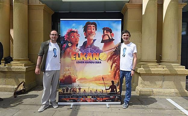 Ángel Alonso, el director, y Ricardo Ramón, el productor ejecutivo con el cartel de la película. 