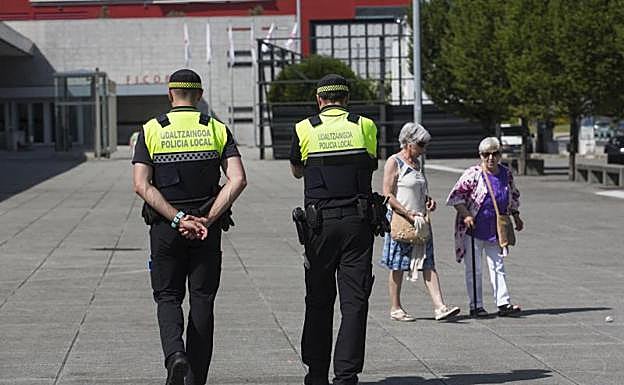 Guardias municipales de Irun, de patrulla por la ciudad.