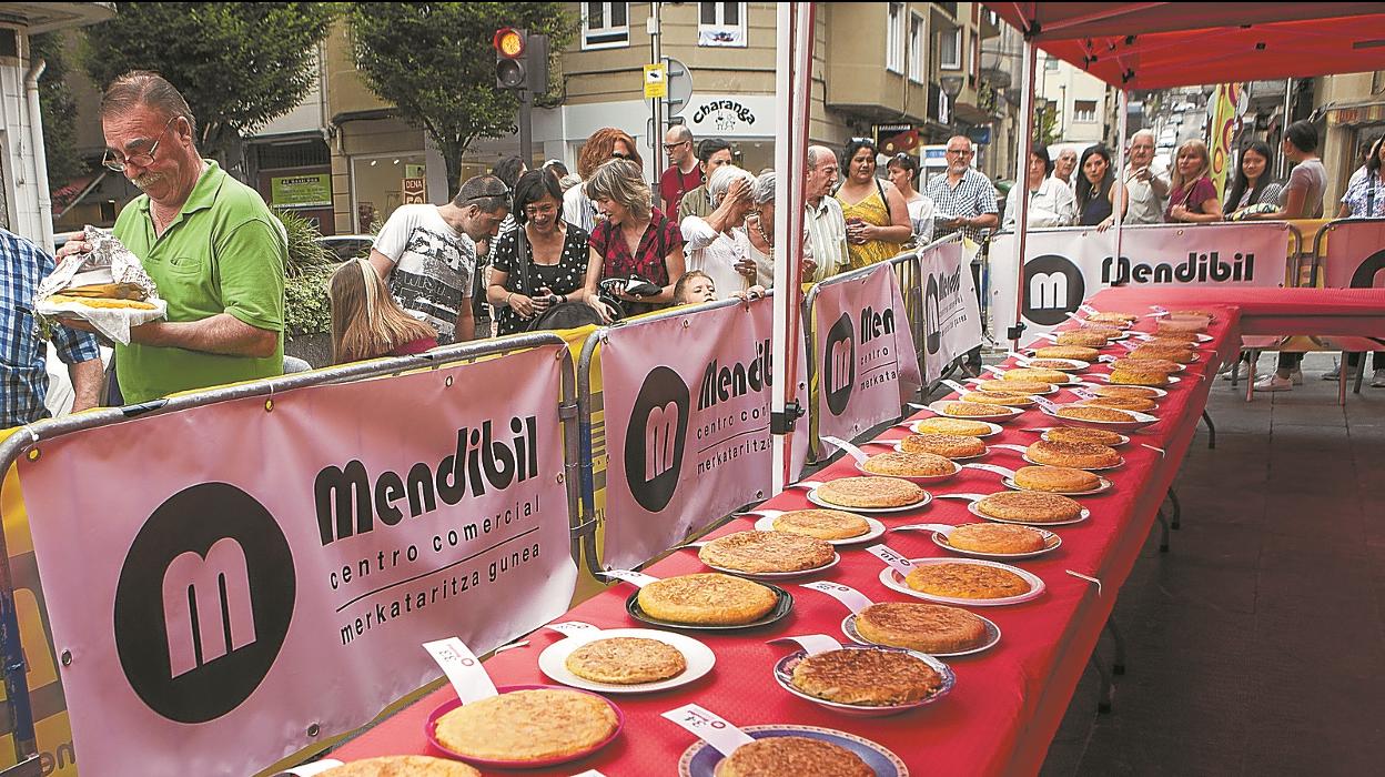 Décima edición. El Centro Comercial Mendibil organizó el pasado lunes el concurso de tortilla de patatas, que tuvo lugar en la plaza Viteri.