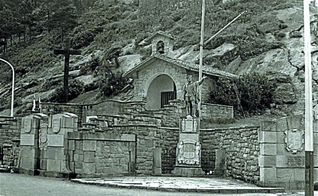 La estatua, cuando estaba en el Paseo Nuevo de Donostia