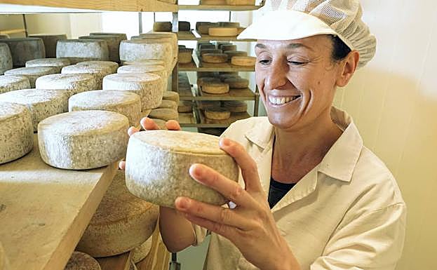 Lamariano Azpikoa. Amaia Laskurain sostiene un queso ecológico que ha elaborado con la leche de sus ovejas. 