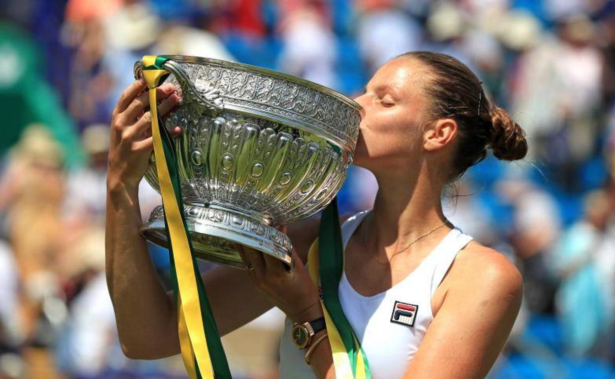 Karolina Pliskova, besando el trofeo.