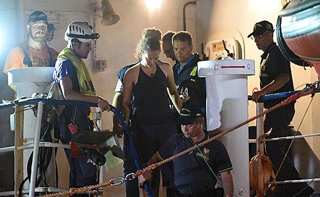 Carola Rackete, detenida nada más atracar en Lampedusa.