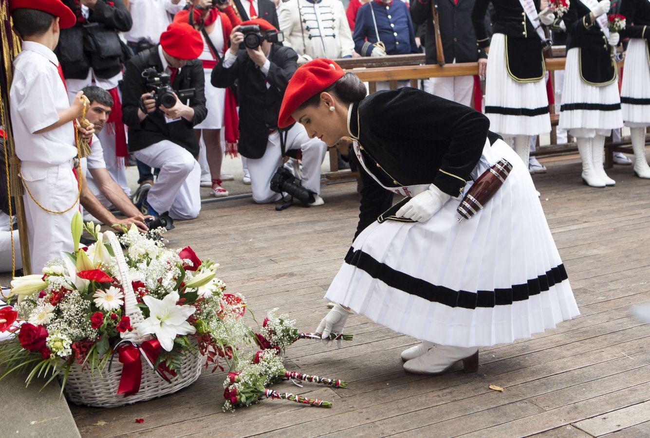 El Alarde tradicional, en su recorrido de por las calles de Irun esta tarde, integrado por 7.998 hombres y 19 cantineras.