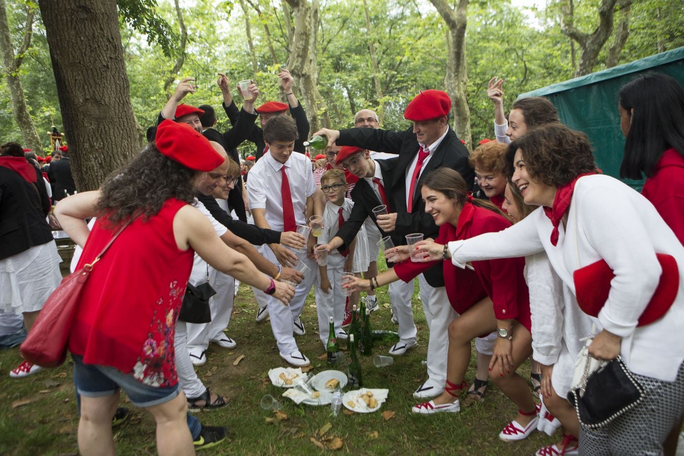 El Alarde tradicional, en su recorrido de por las calles de Irun esta tarde, integrado por 7.998 hombres y 19 cantineras.