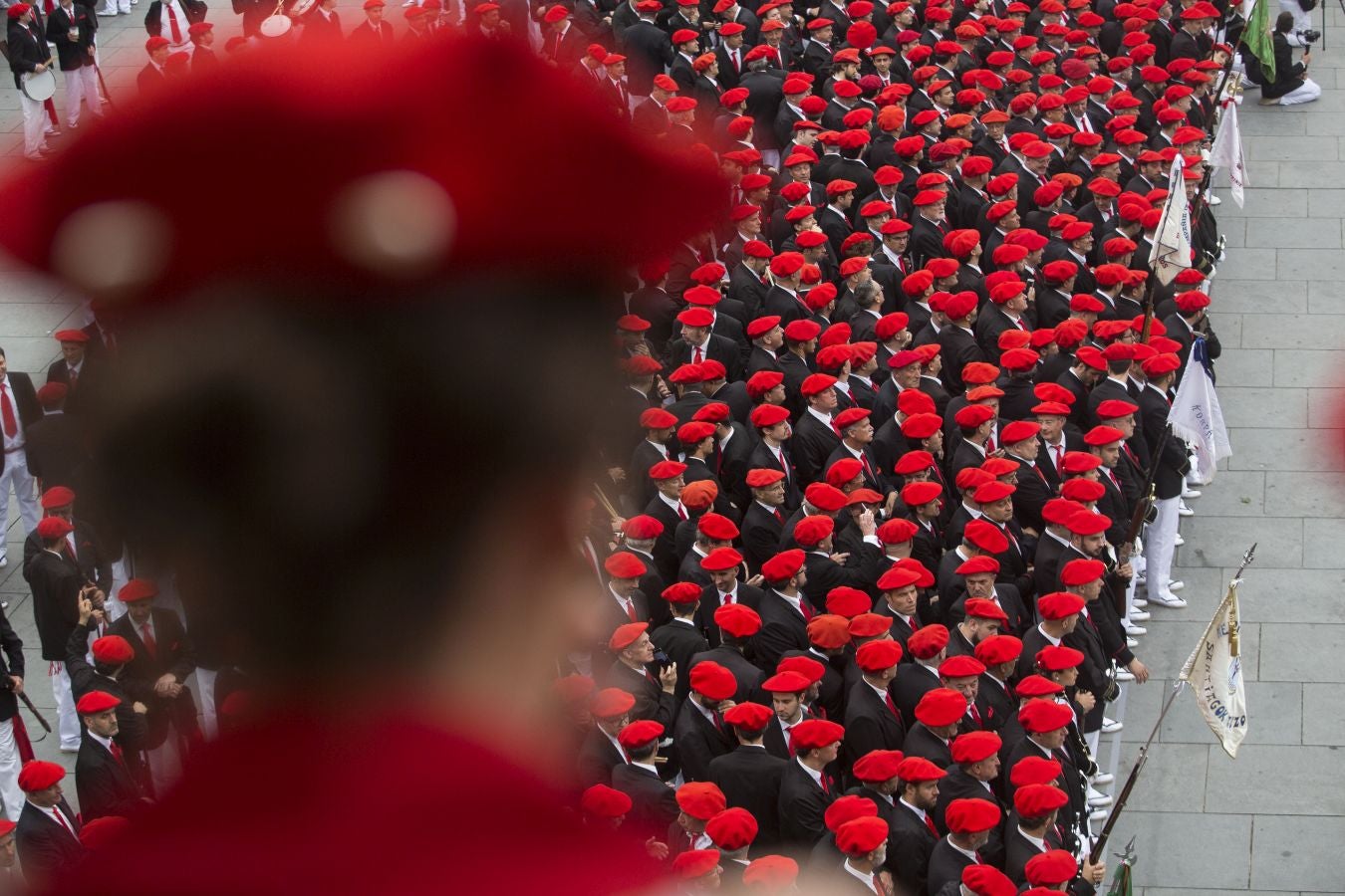 El Alarde tradicional, en su recorrido de por las calles de Irun esta tarde, integrado por 7.998 hombres y 19 cantineras.