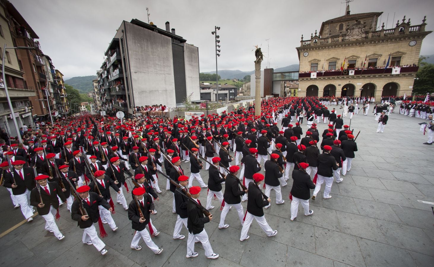 El Alarde tradicional, en su recorrido de por las calles de Irun esta tarde, integrado por 7.998 hombres y 19 cantineras.