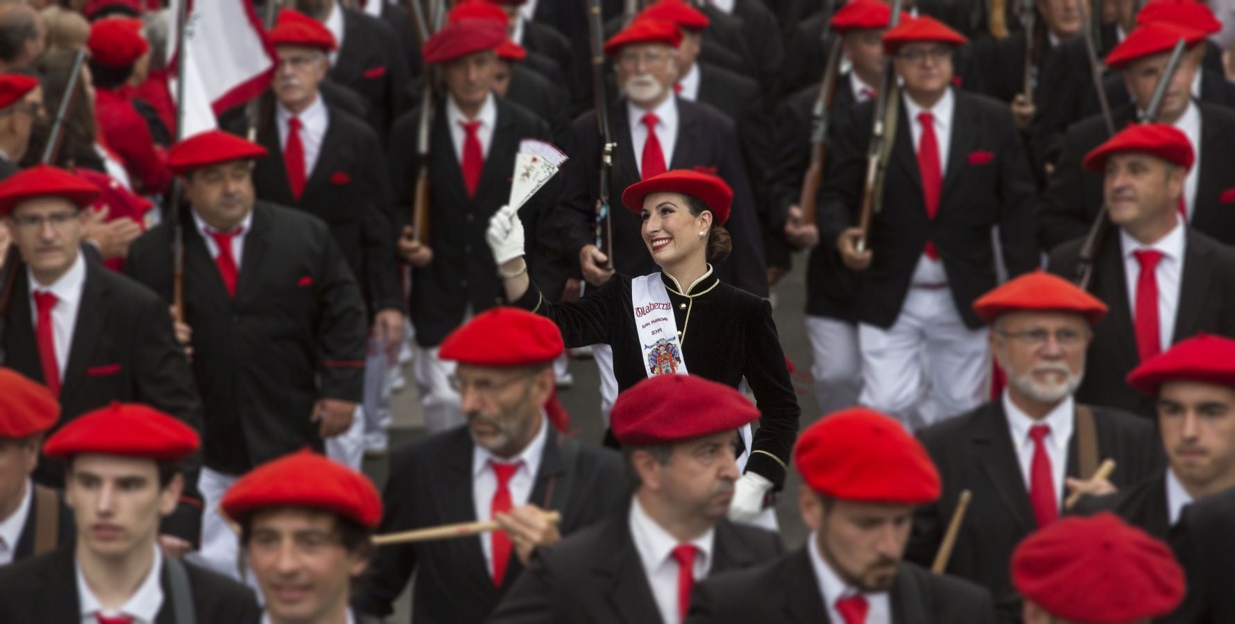 El Alarde tradicional, en su recorrido de por las calles de Irun esta tarde, integrado por 7.998 hombres y 19 cantineras.