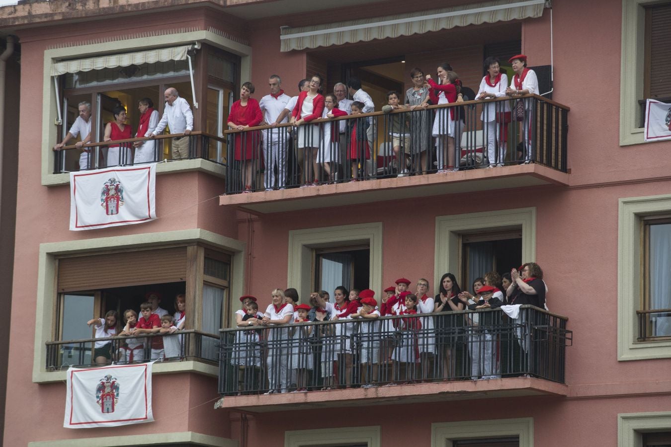 El Alarde tradicional, en su recorrido de por las calles de Irun esta tarde, integrado por 7.998 hombres y 19 cantineras.