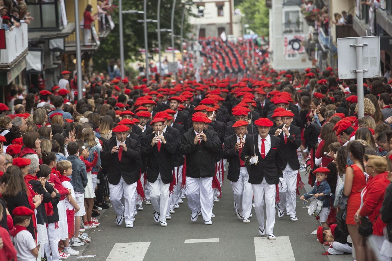 El Alarde tradicional, en su recorrido de por las calles de Irun esta tarde, integrado por 7.998 hombres y 19 cantineras.