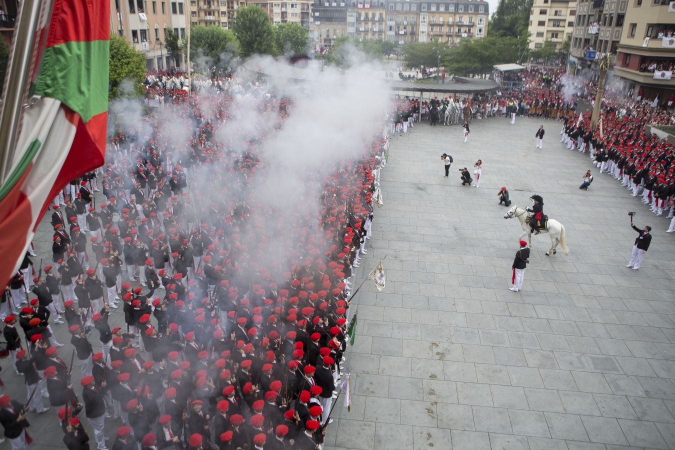 El Alarde tradicional, en su recorrido de por las calles de Irun esta tarde, integrado por 7.998 hombres y 19 cantineras.