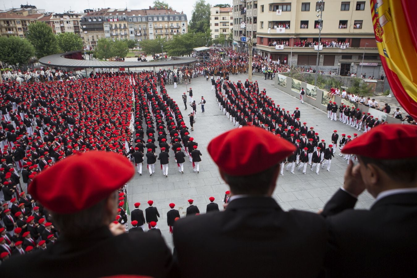 El Alarde tradicional, en su recorrido de por las calles de Irun esta tarde, integrado por 7.998 hombres y 19 cantineras.
