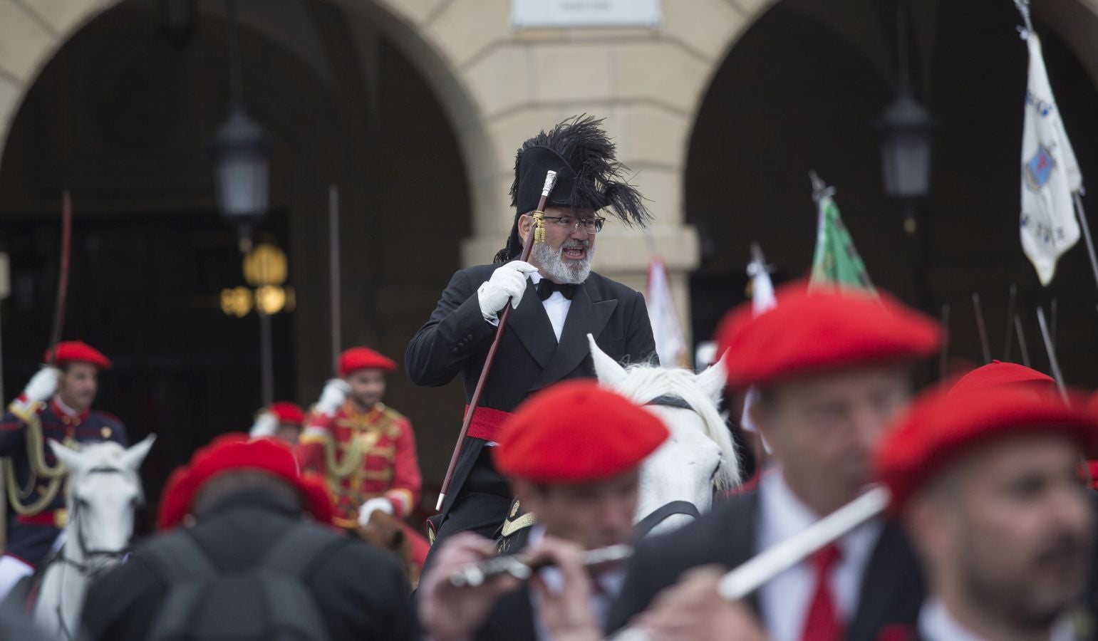 El Alarde tradicional, en su recorrido de por las calles de Irun esta tarde, integrado por 7.998 hombres y 19 cantineras.