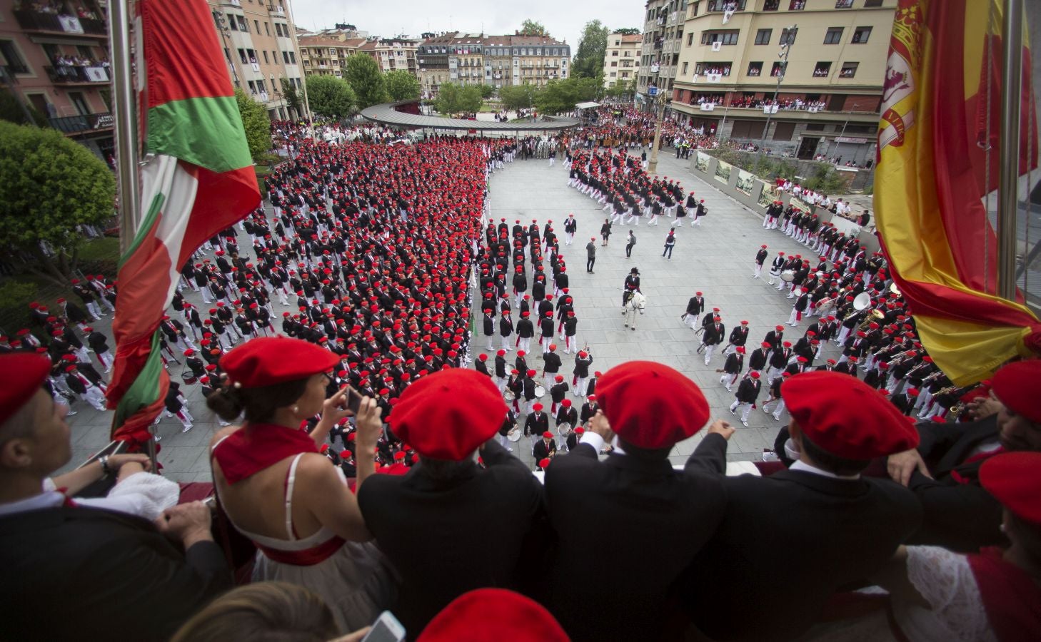 El Alarde tradicional, en su recorrido de por las calles de Irun esta tarde, integrado por 7.998 hombres y 19 cantineras.