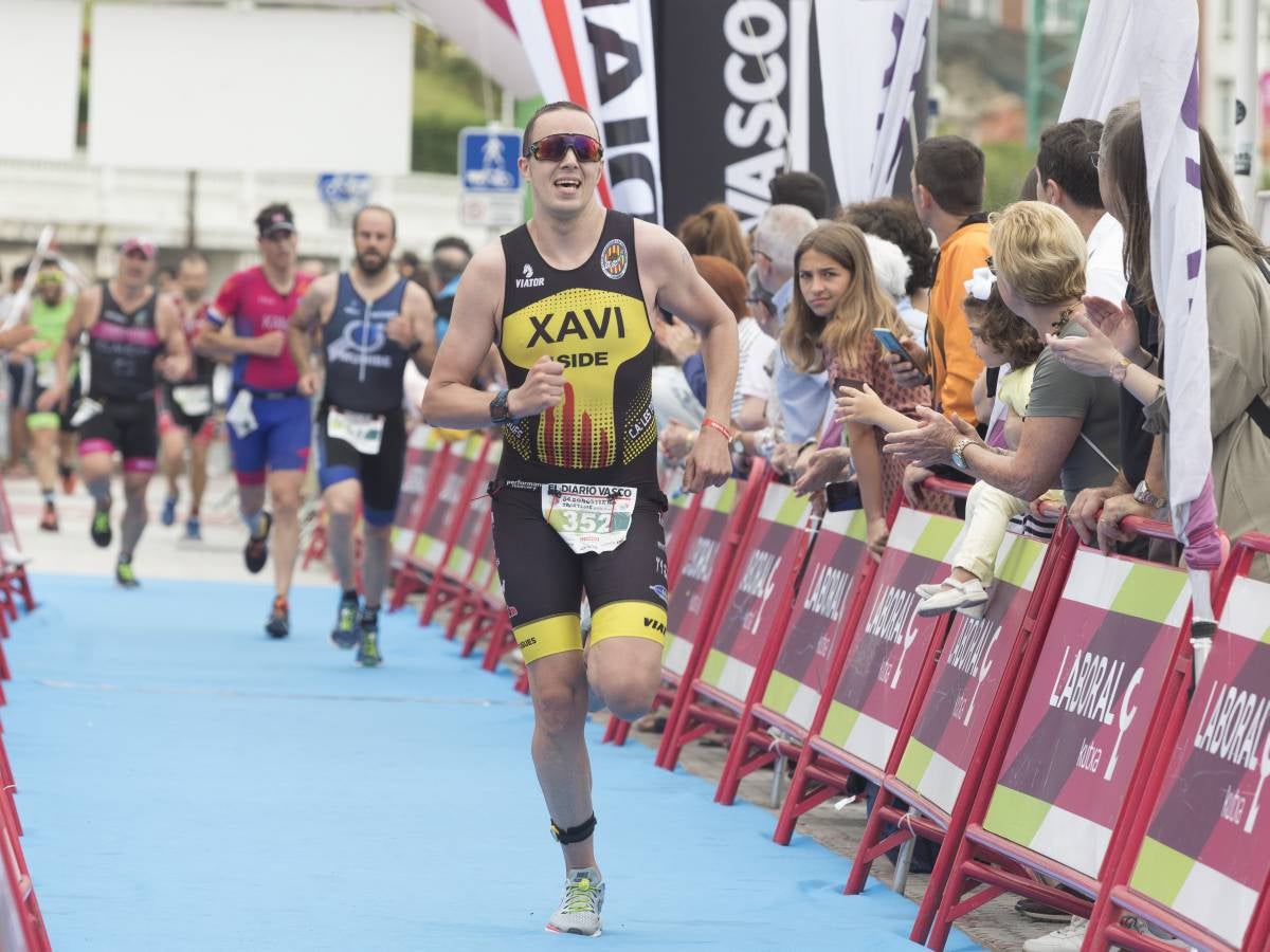 Más de 500 participantes han completado este triatlón donostiarra.