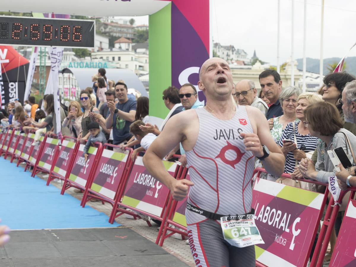 Más de 500 participantes han completado este triatlón donostiarra.