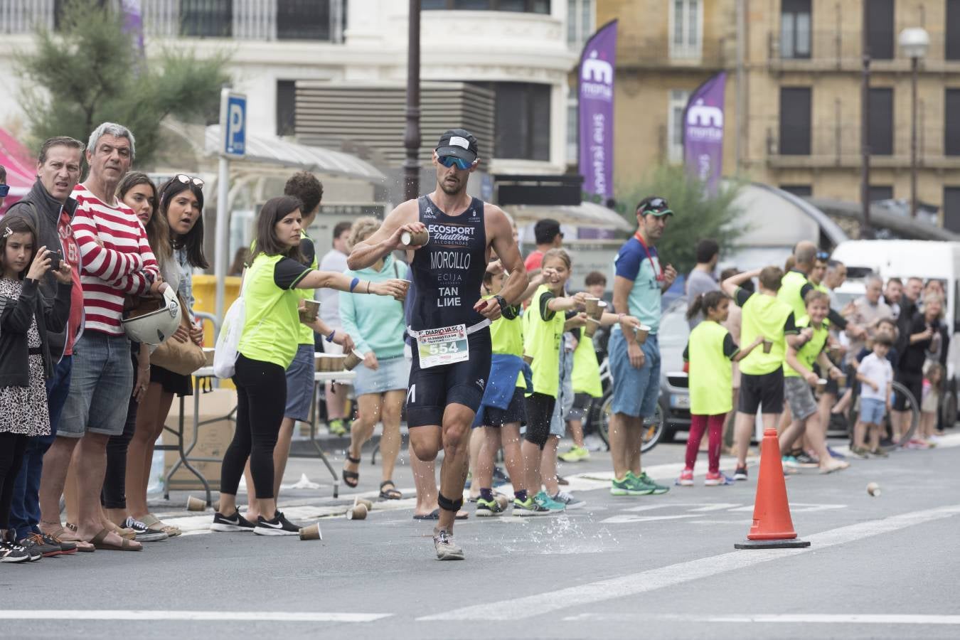 Más de 500 participantes han completado este triatlón donostiarra.