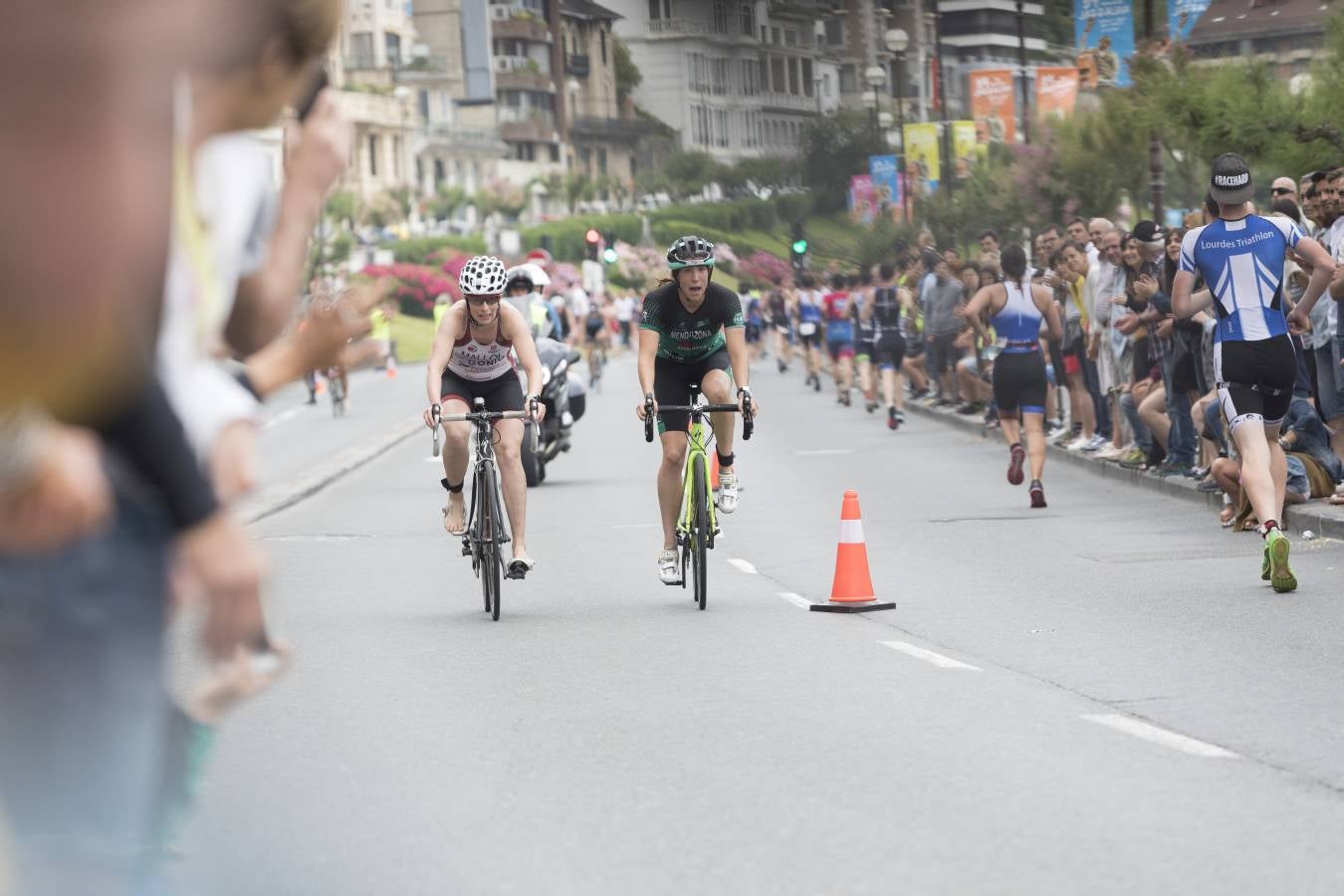 Más de 500 participantes han completado este triatlón donostiarra.