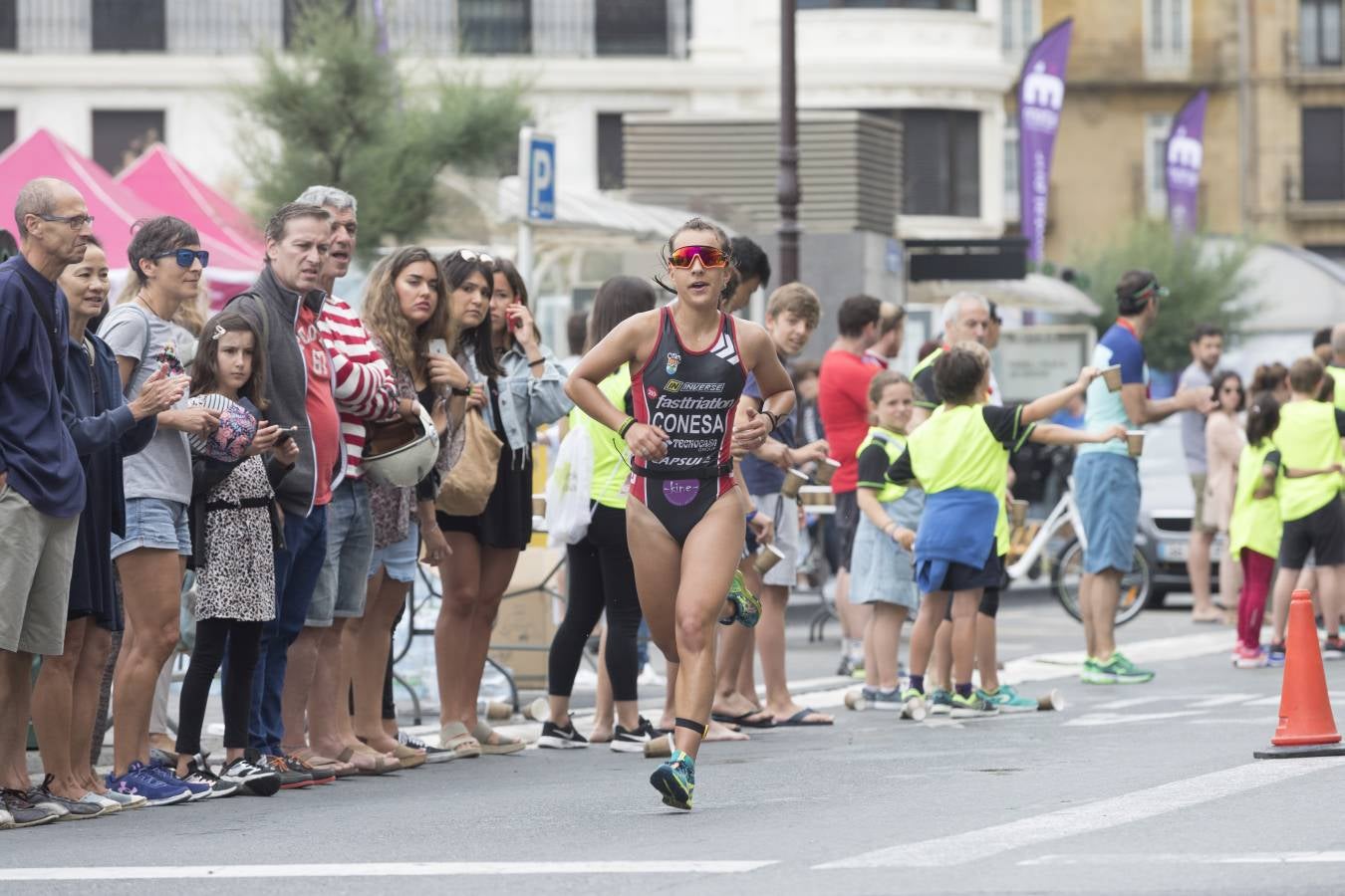 Más de 500 participantes han completado este triatlón donostiarra.