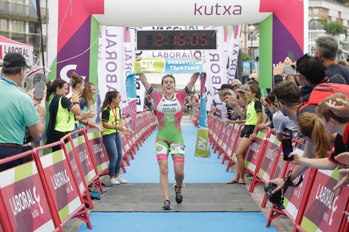 Más de 500 participantes han completado este triatlón donostiarra.