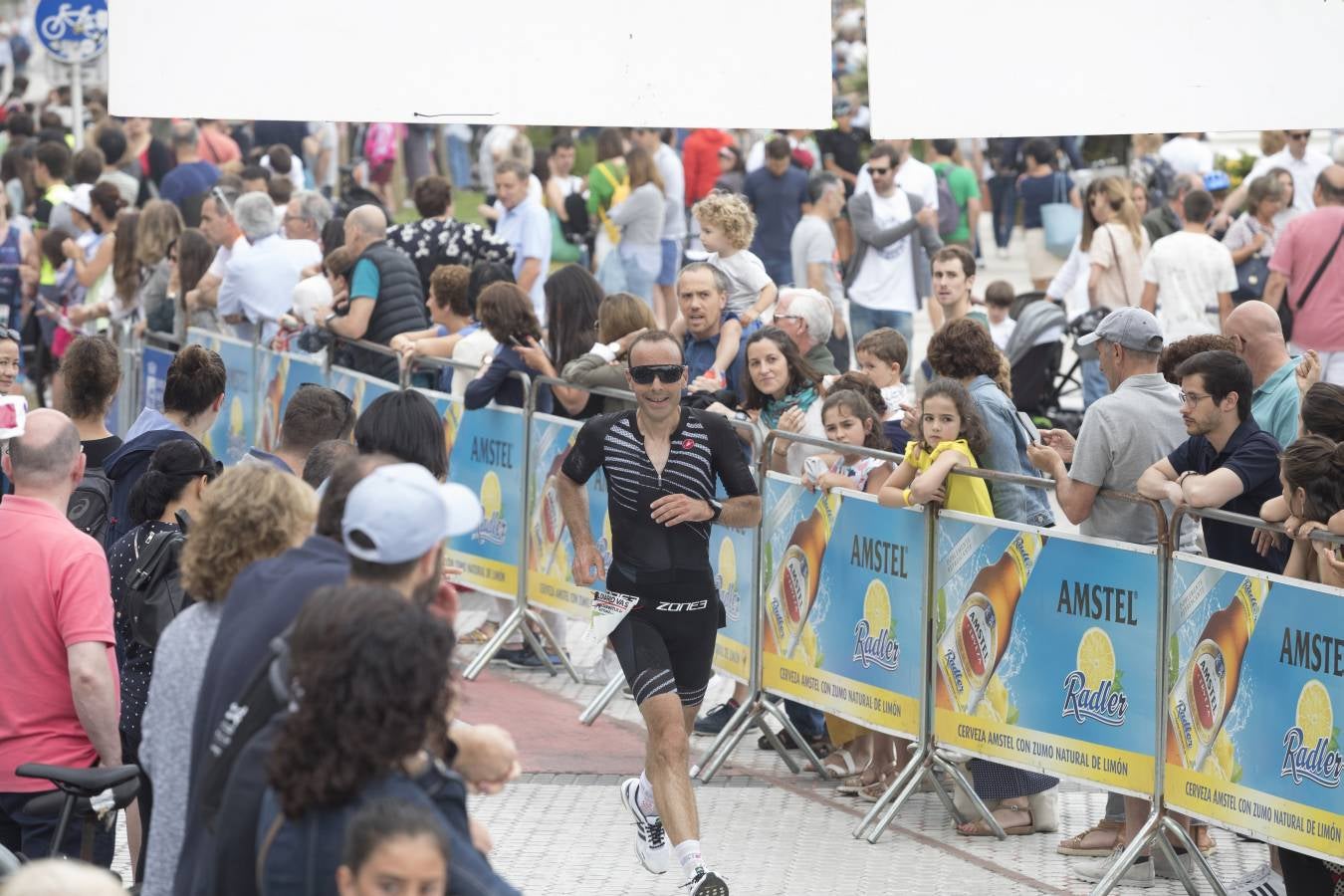 Más de 500 participantes han completado este triatlón donostiarra.