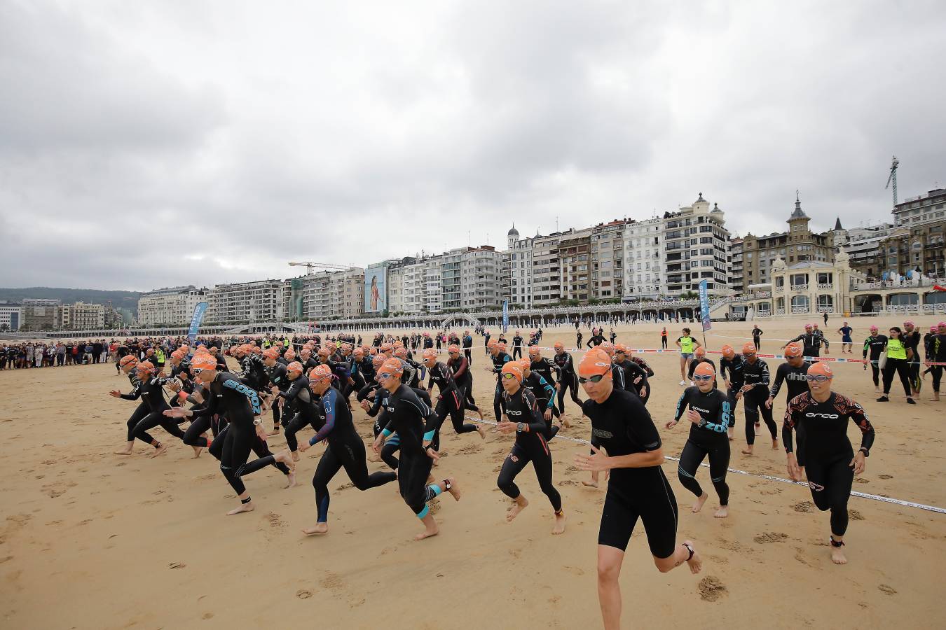Más de 500 participantes han completado este triatlón donostiarra.