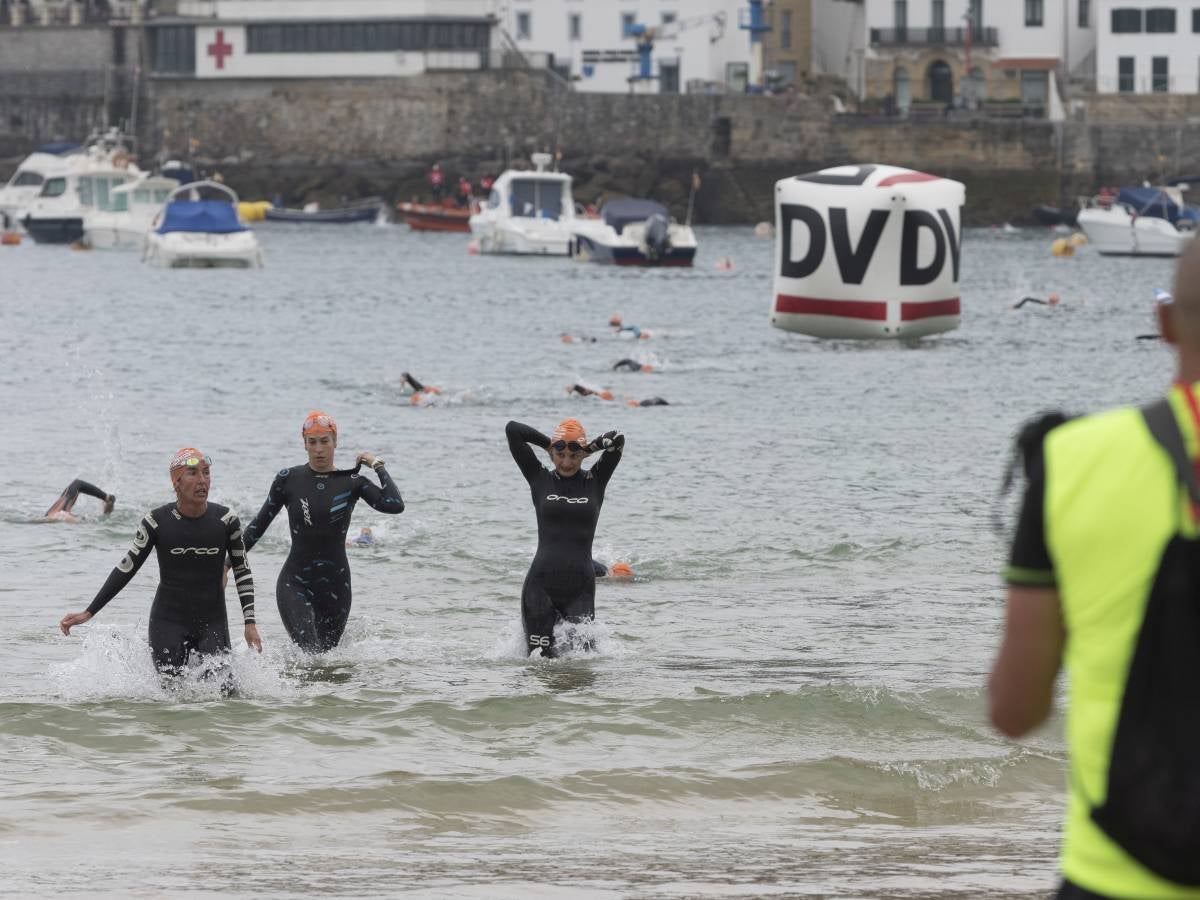 Más de 500 participantes han completado este triatlón donostiarra.
