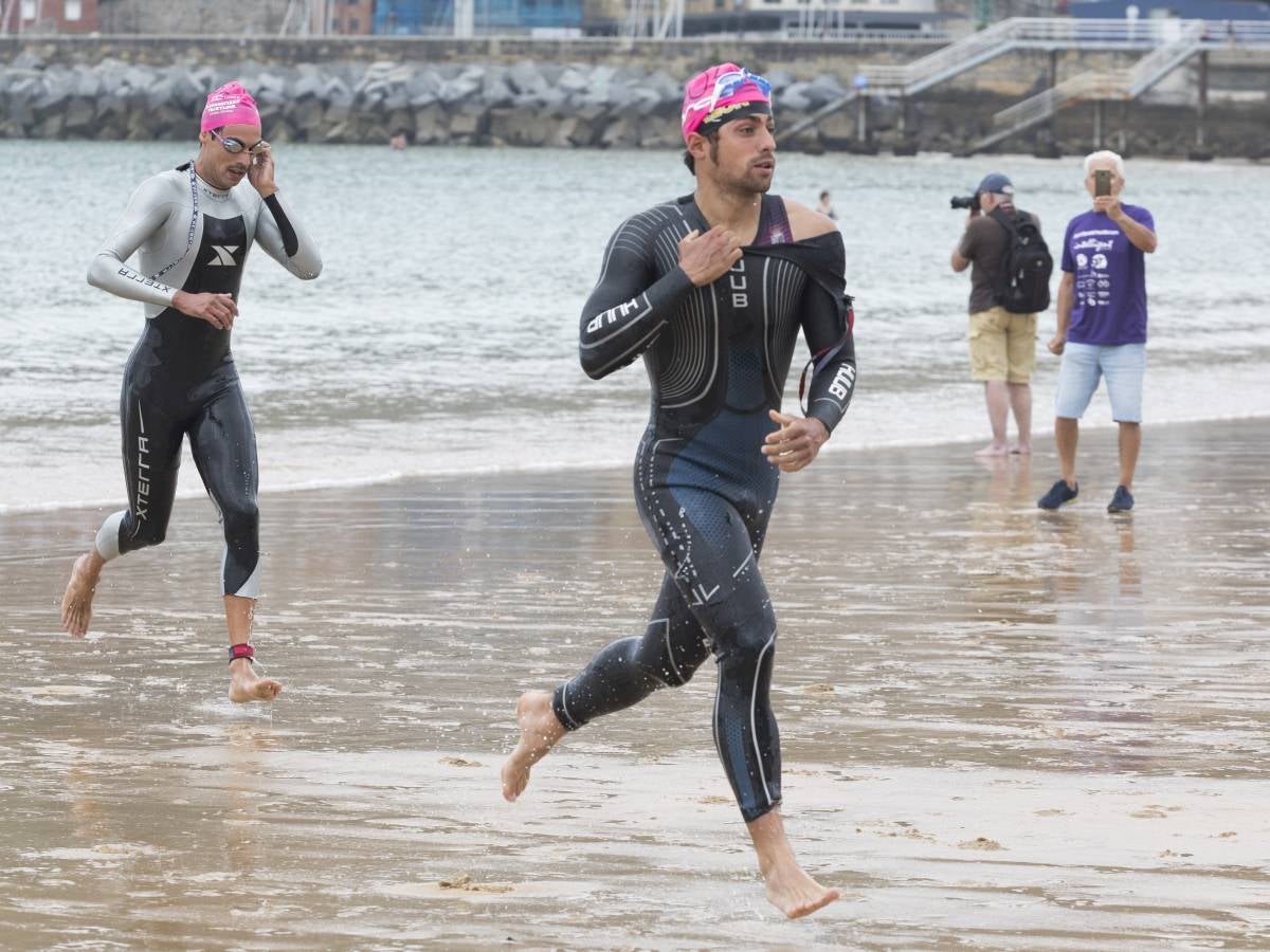 Más de 500 participantes han completado este triatlón donostiarra.