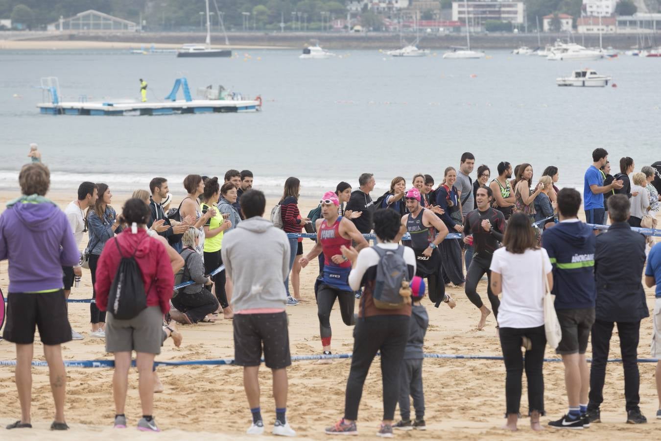 Más de 500 participantes han completado este triatlón donostiarra.