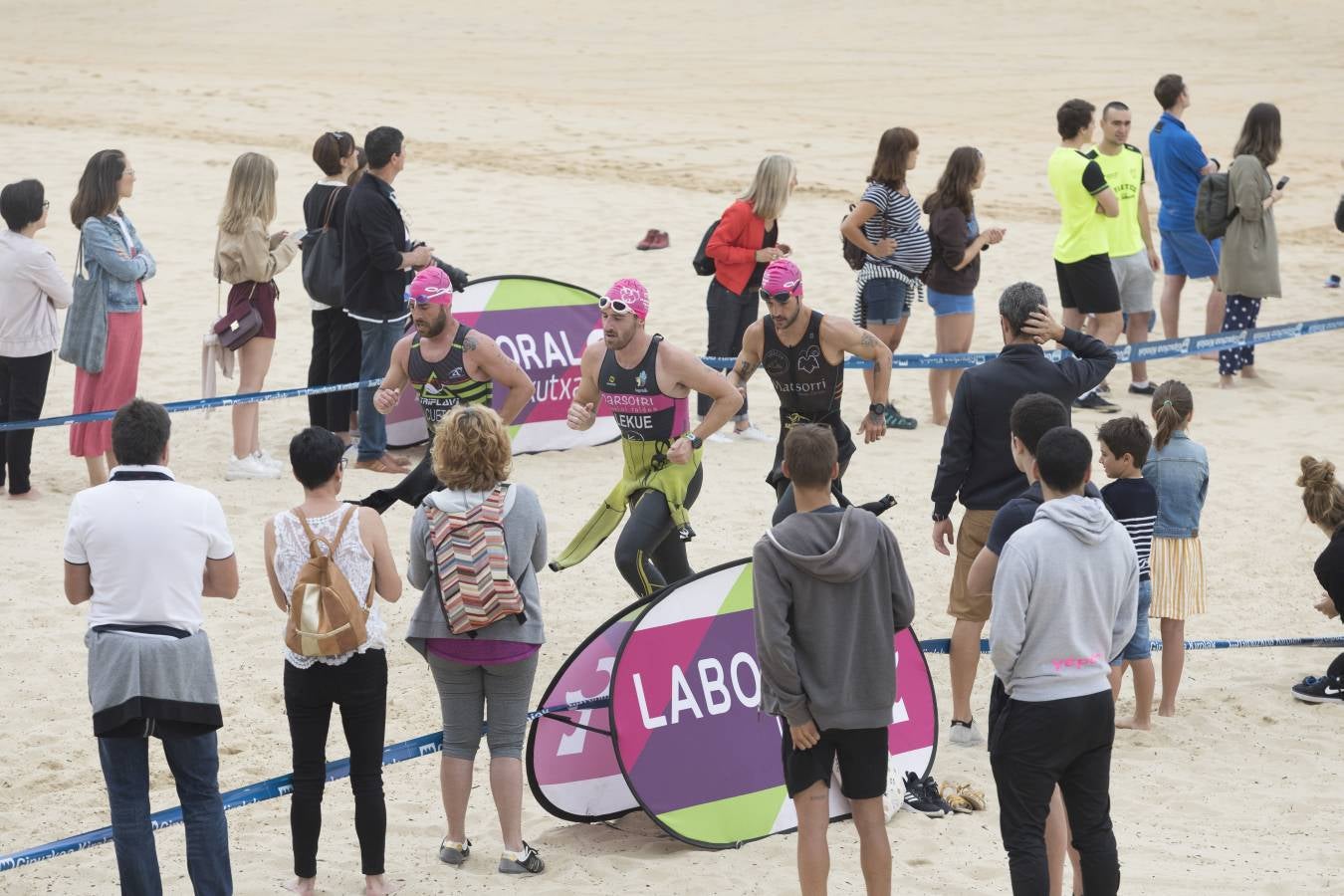 Más de 500 participantes han completado este triatlón donostiarra.