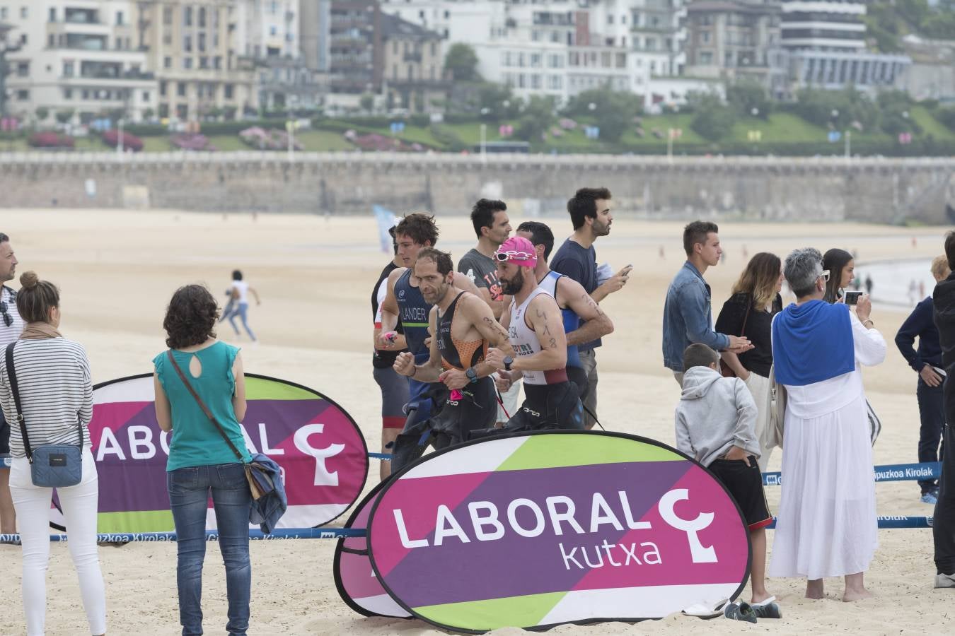 Más de 500 participantes han completado este triatlón donostiarra.