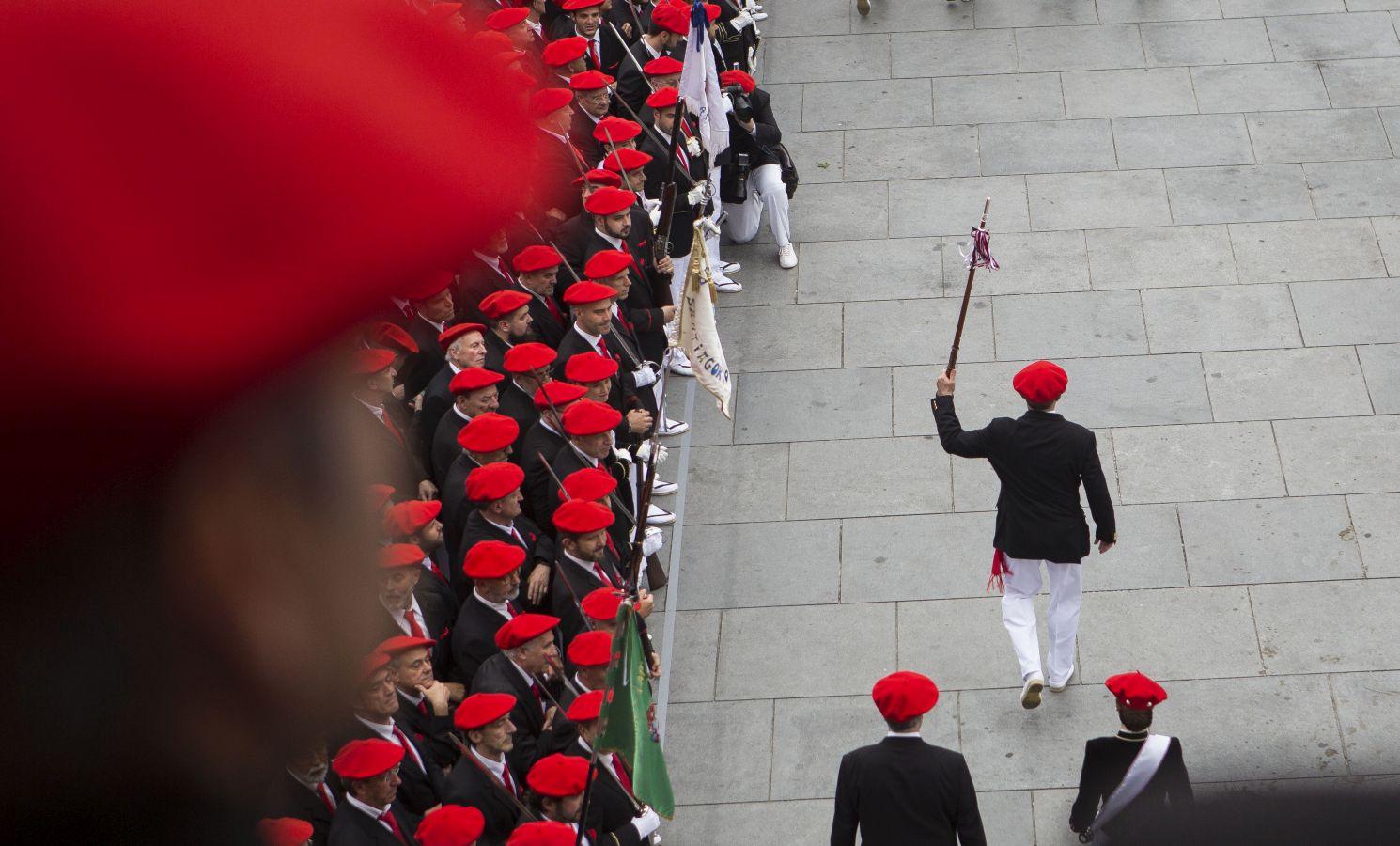 El Alarde tradicional, en su recorrido de por las calles de Irun esta tarde, integrado por 7.998 hombres y 19 cantineras.
