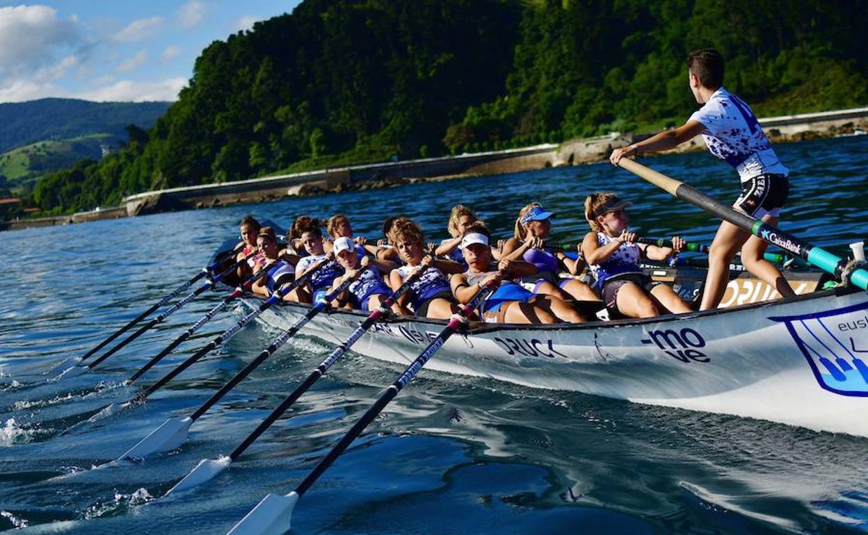 Victoria y liderato de la trainera Donostia Arraun Lagunak en Lekeitio
