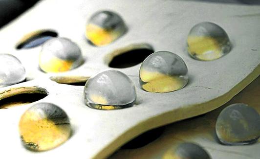 Las burbujas se insertan en una cubierta con capas de arcilla y textil.