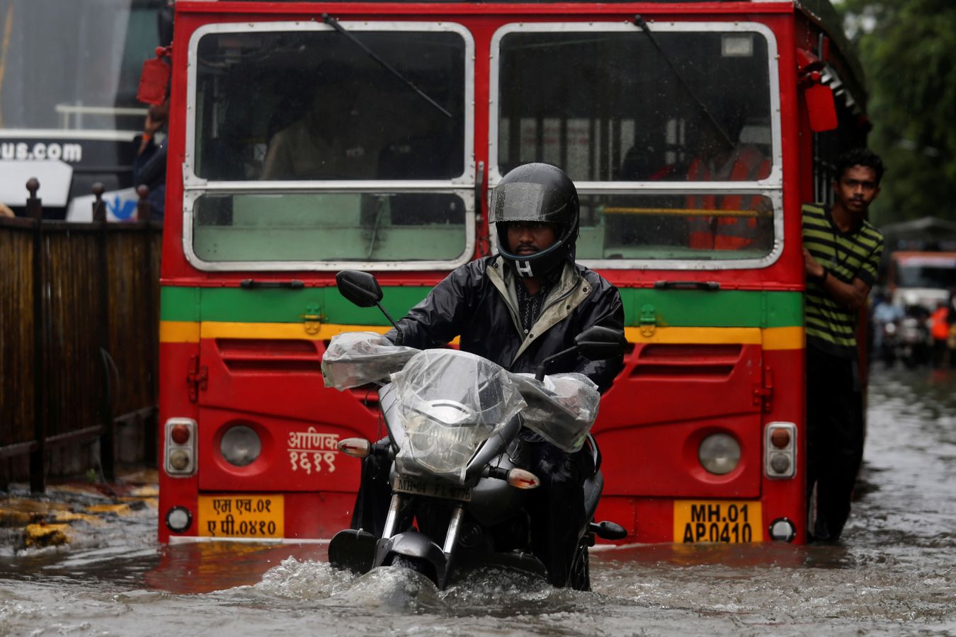La India vive su época de monzón. En unos minutos, las calle de Bombay se inundaron como consecuencia de una fuerte tromba de agua