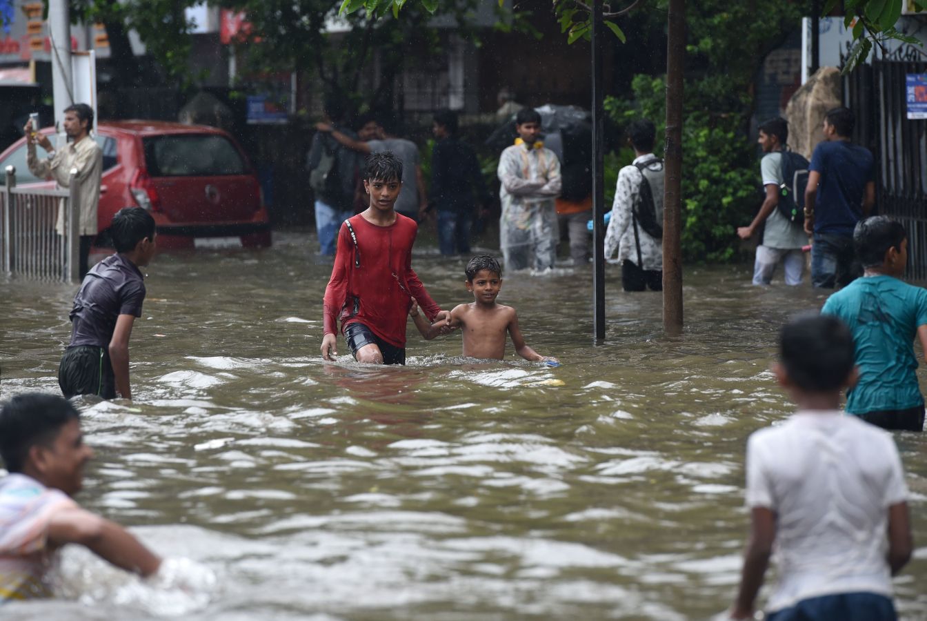 La India vive su época de monzón. En unos minutos, las calle de Bombay se inundaron como consecuencia de una fuerte tromba de agua