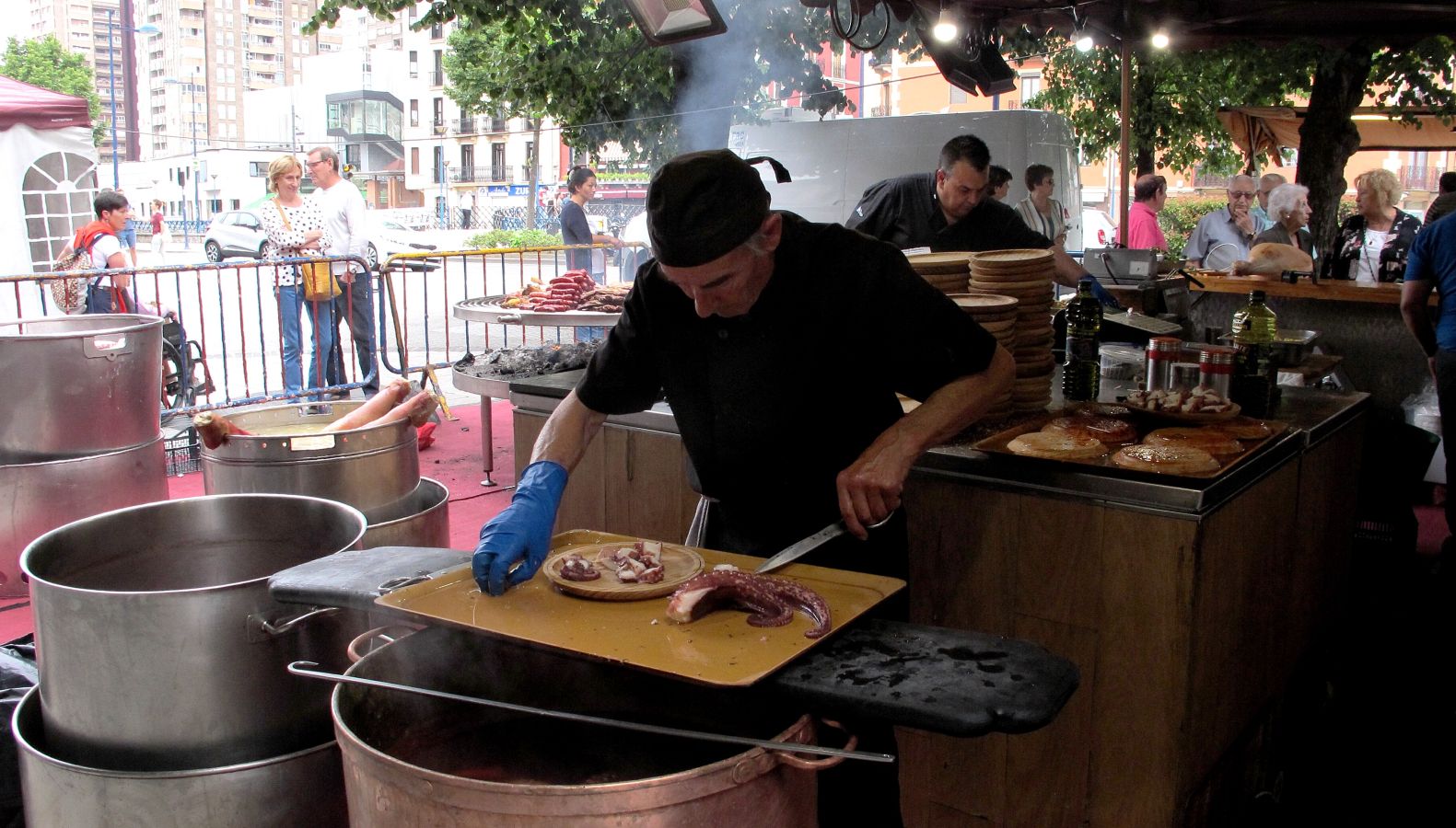La semana cultural, folclórica y gastronómica gallega lleno las calles de Errenteria de los aromas de las tradicionales recetas gallegas como el pulpo a feira.