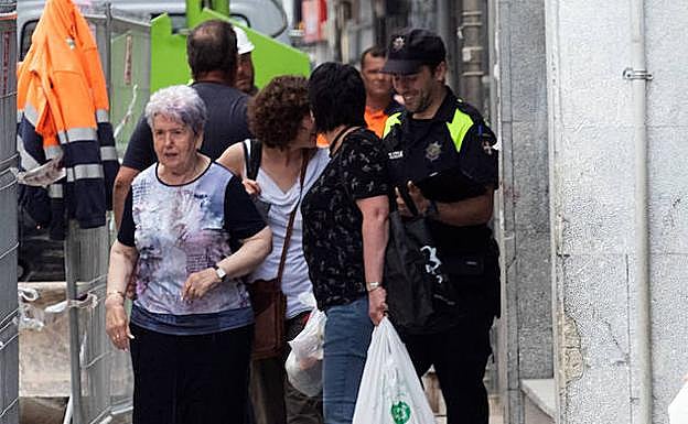 Un guardia acompaña a varias residentes.
