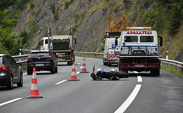 Imagen principal - Cinco heridos, entre ellos una mujer con lesiones graves y una niña, al volcar una furgoneta en Urretxu
