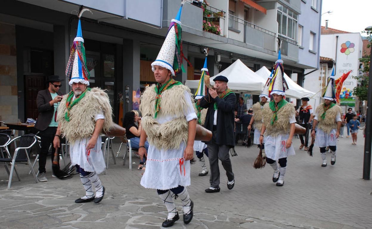 Joaldunek herriko kaleak zeharkatu zituzten euren joareekin giroa alaituz.