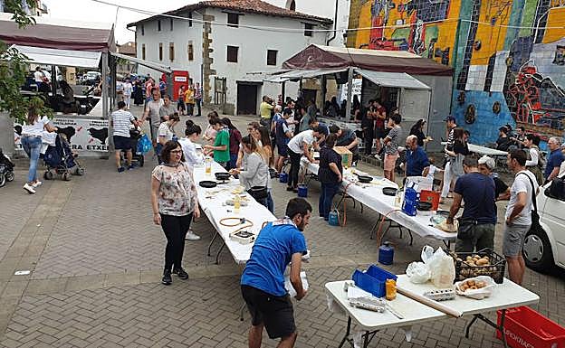 Patata tortila lehiaketa izan zen txosnetan.