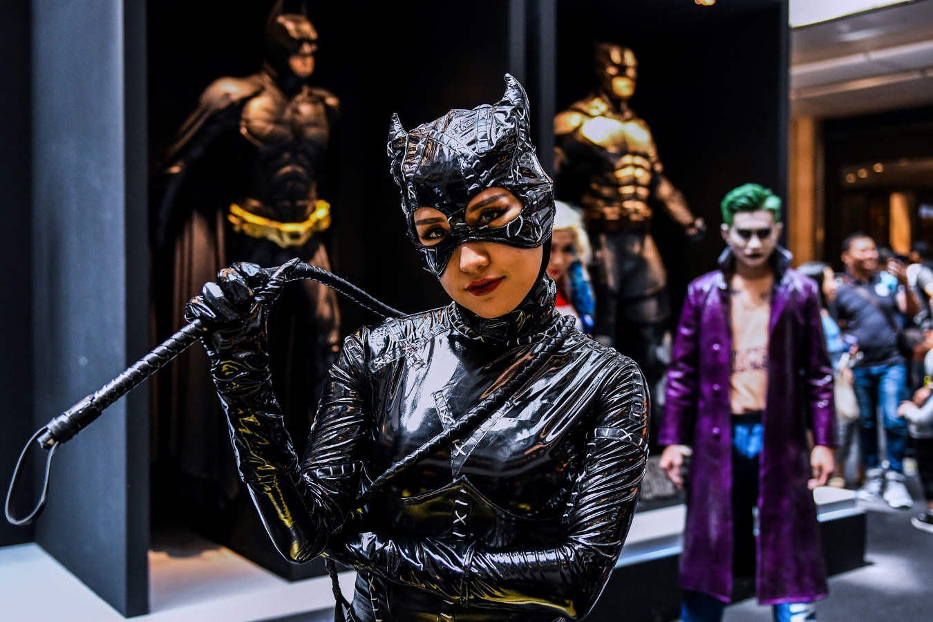 Personas se visten como sus superhéroes favoritos durante el día de los Superheroes de DC con motivo del ochenta aniversario de Batman en Genting Highlands
