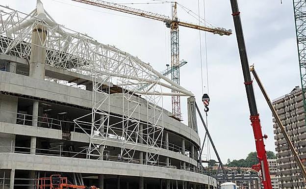 Las 'bananas' instaladas en el córner noreste de la fachada del estadio de Anoeta